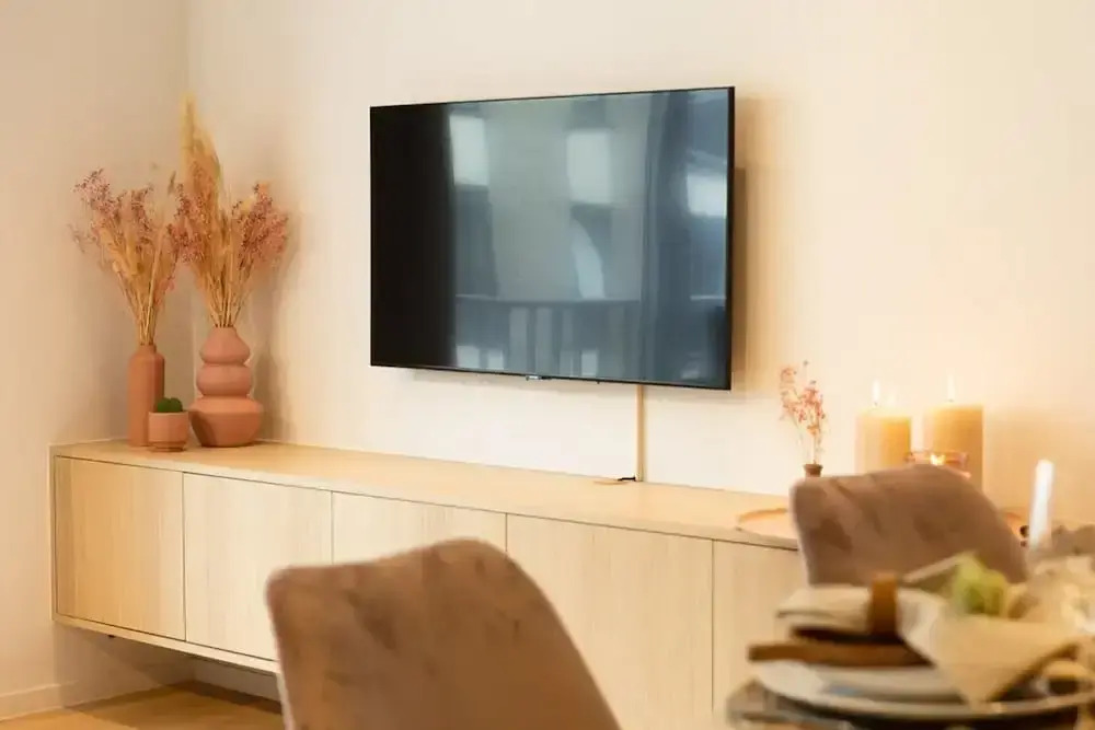 Stunning Apartment on top Location With Parking