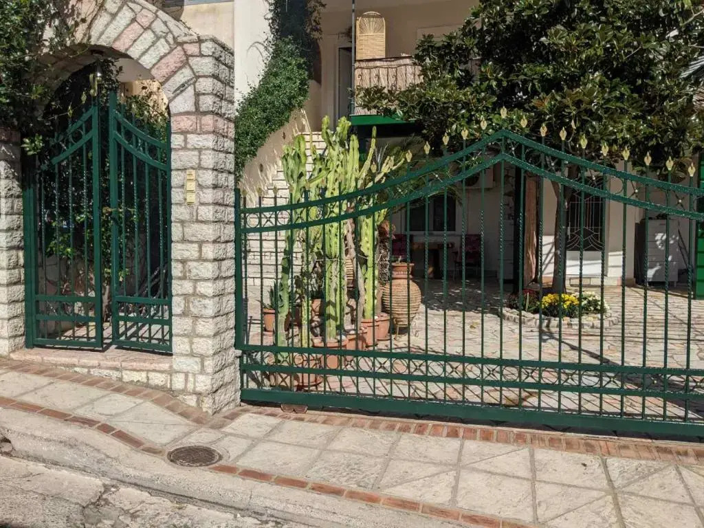 Γκαρσονιέρα 32τμ με αυλή και πάρκινγκ