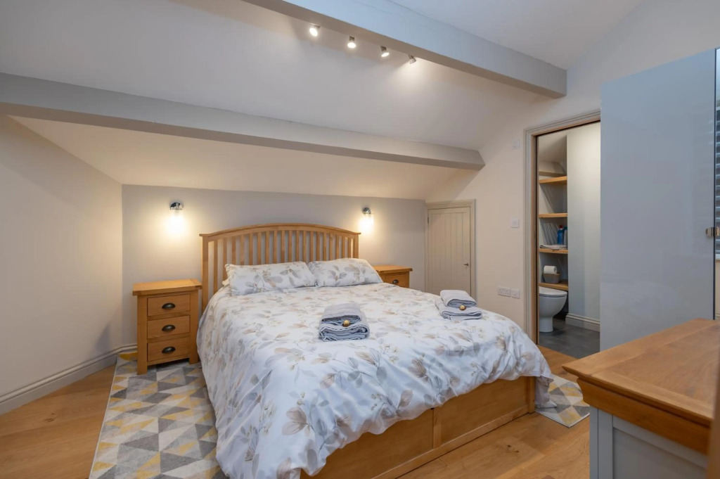 Sleeps 6 / 4 bedrooms, 2 minute walk to the Square
