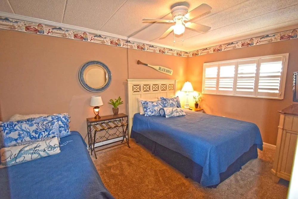 Harbour Island 102M 2 Bedroom Condo by RedAwning