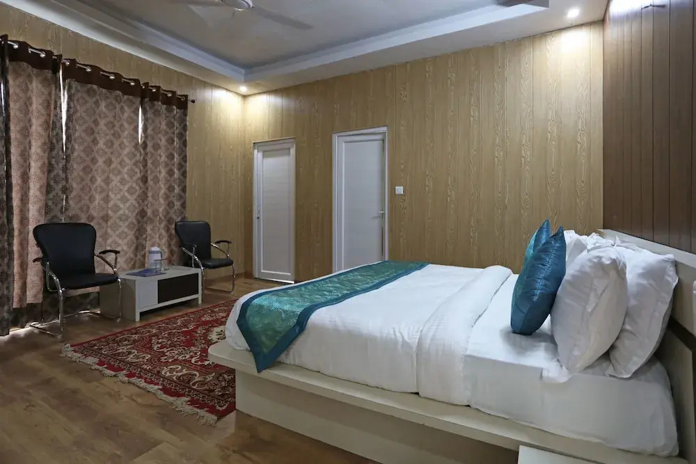 OYO 7024 Hotel Vakratunda