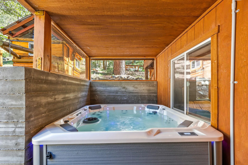 10 Mins to the Lake, Hot Tub & Game Room, Modern Cabin Bearpaw by Avantstay