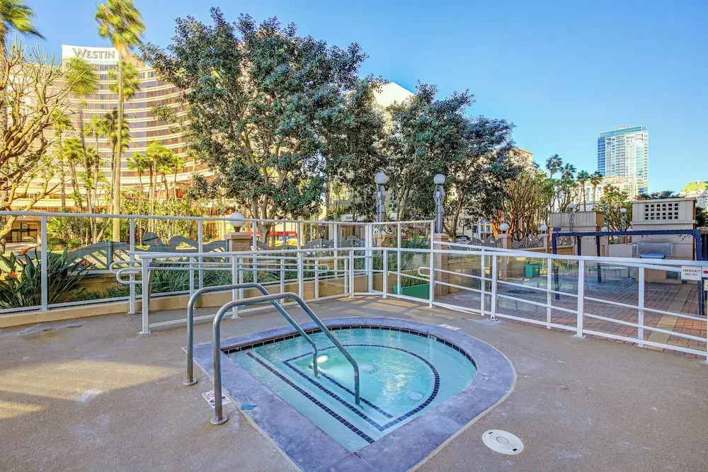 Luxe Long Beach Condo w/ Pool: 1 Mi to Shoreline!