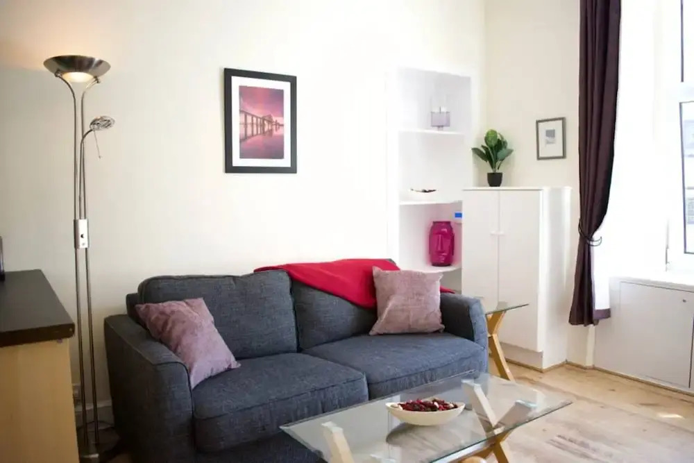 Fantastic 2 Bedroom Holyrood Apartment