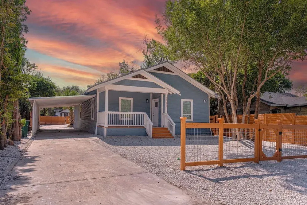 Unwind in Style 4BR 2BA Quick Access to Downtown