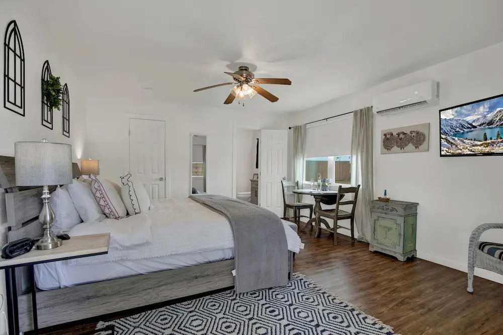 Cozy Casita! In Texas Famous 290 Winery Corridor!