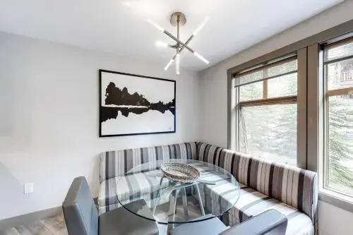 Eagle Springs East 206: White Fir Suite