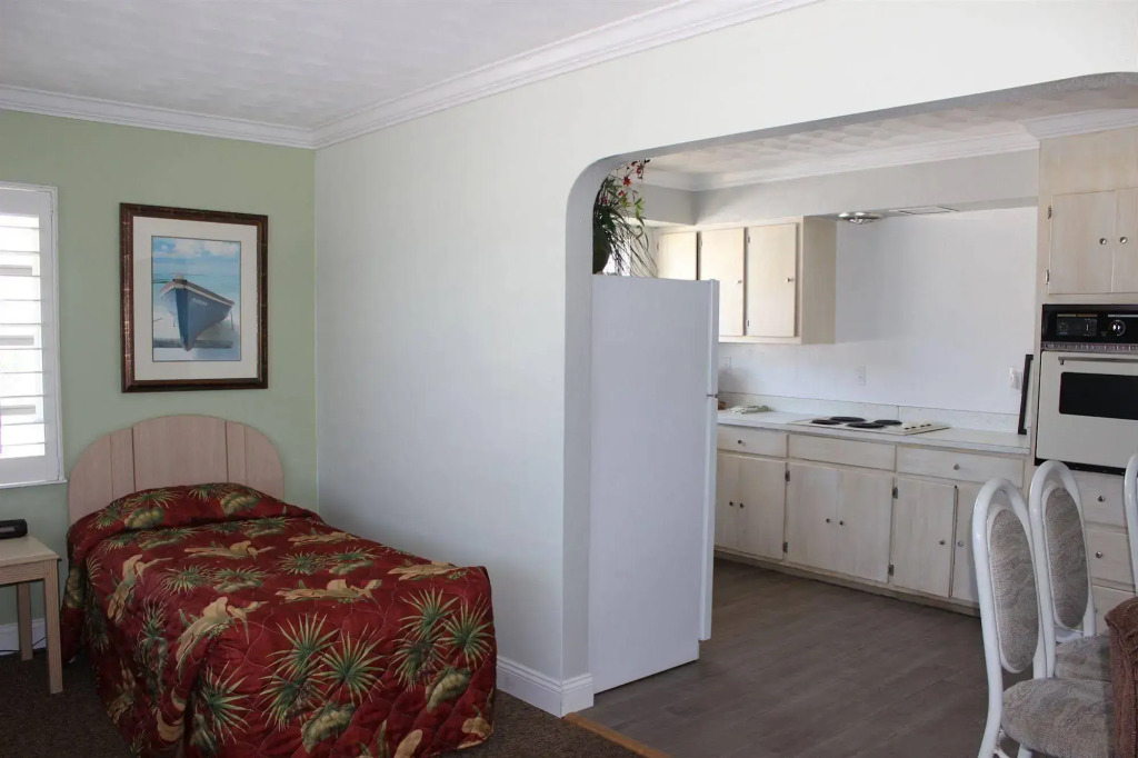 Shoreline Suites & Cabana Cottages - Beachfront