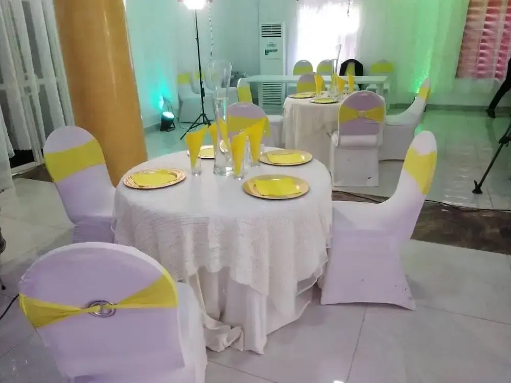 Отель Roses Regency Suites
