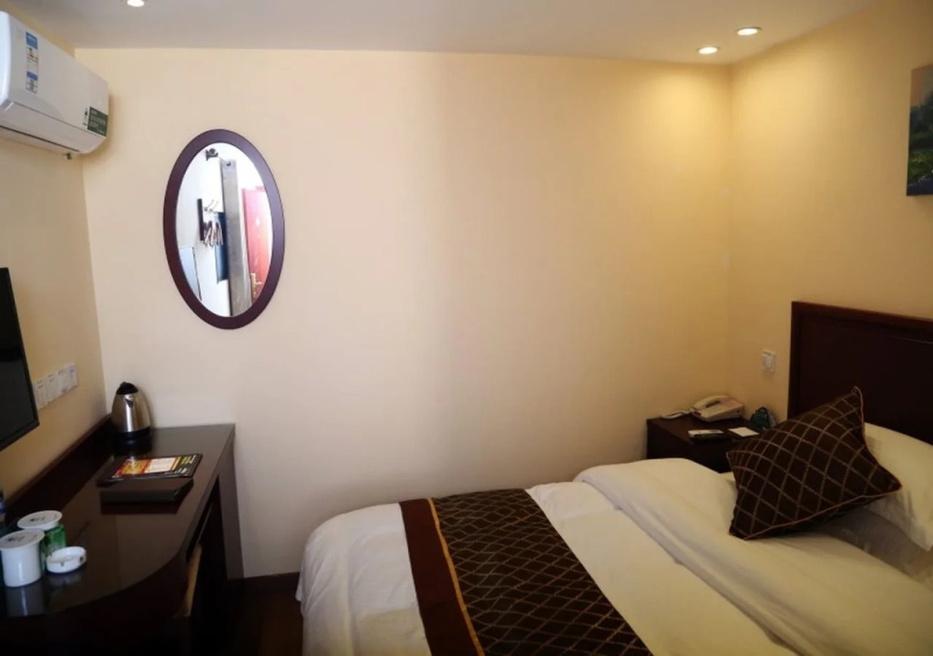 GreenTree Inn Shanghai Pudong Airport Heqing Huanqing Middle Road Express Hotel