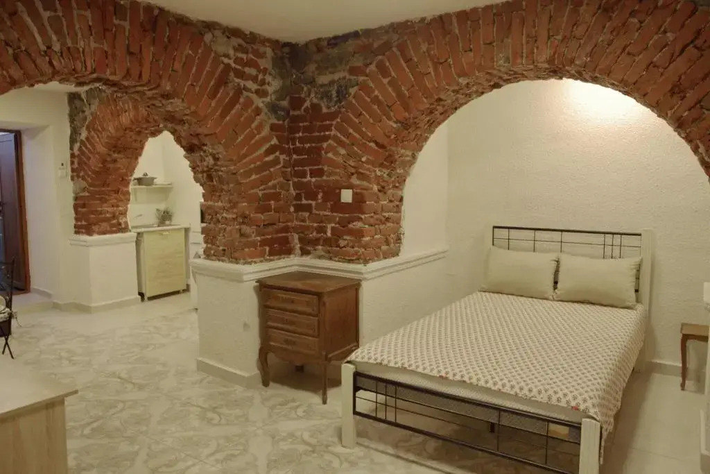 Top Center Detached Apartment Studio