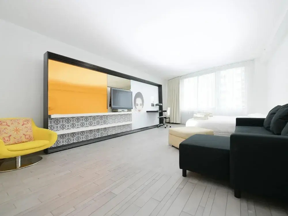 Suite 2 Rooms In a 5 Hotel #404. 2 Queen & King