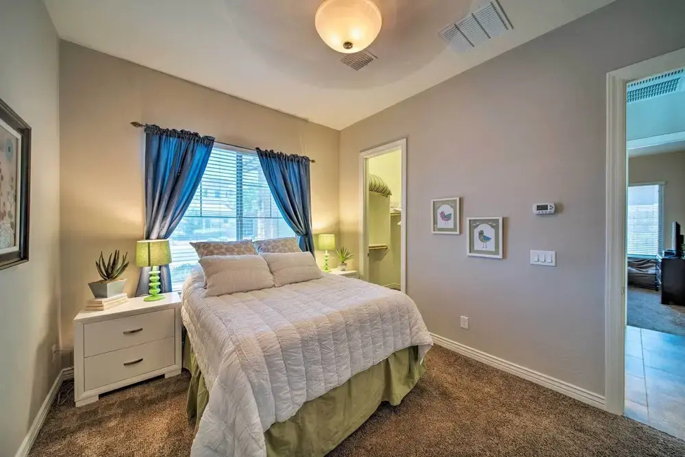 Hot Tub & Putting Green: Home in Surprise