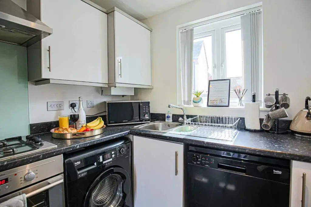 Oakridge House • Parking • Fast WiFi • Smart TVs • Garden • Self-Check-In • Yoko Property
