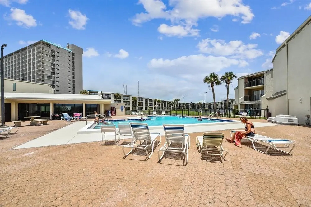 Sugar Beach A6-Lovely 4 bedroom 3 bath Condo. Sleeps 11. Free Beach Chairs 2021! 4 Condo by RedAwning