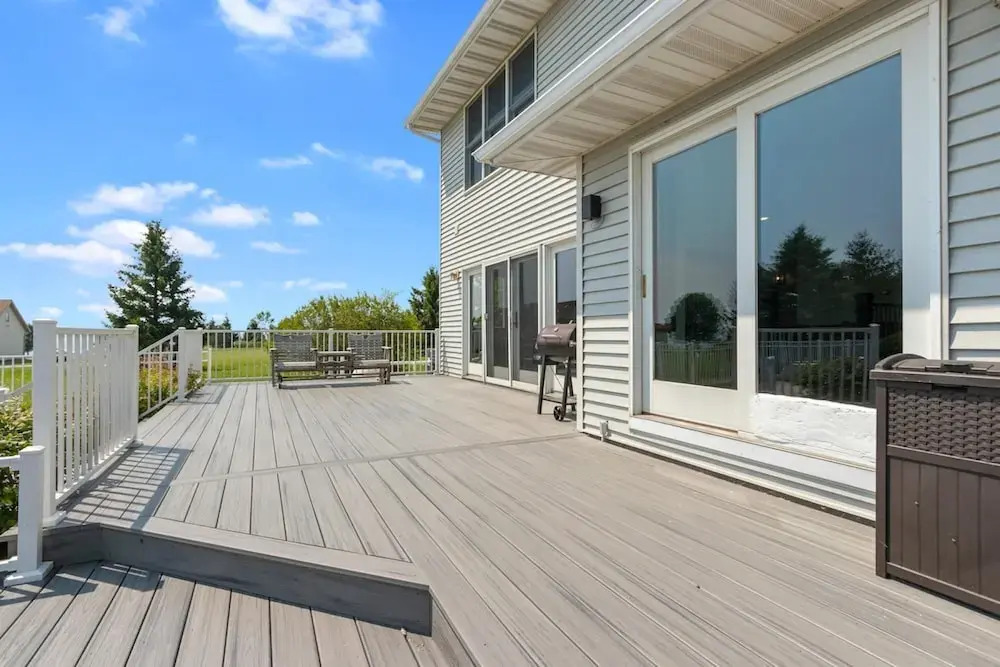 Freshly Updated Lake Michigan Home With Pool