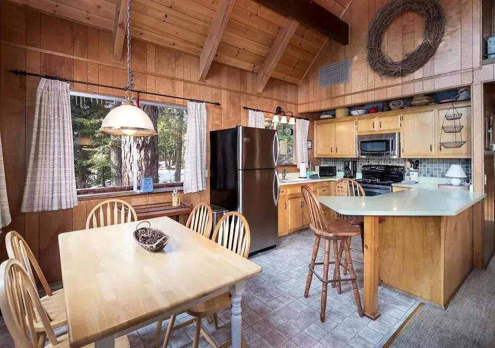 The Honey Bear Cabin With Fireplace and Large Deck! #109