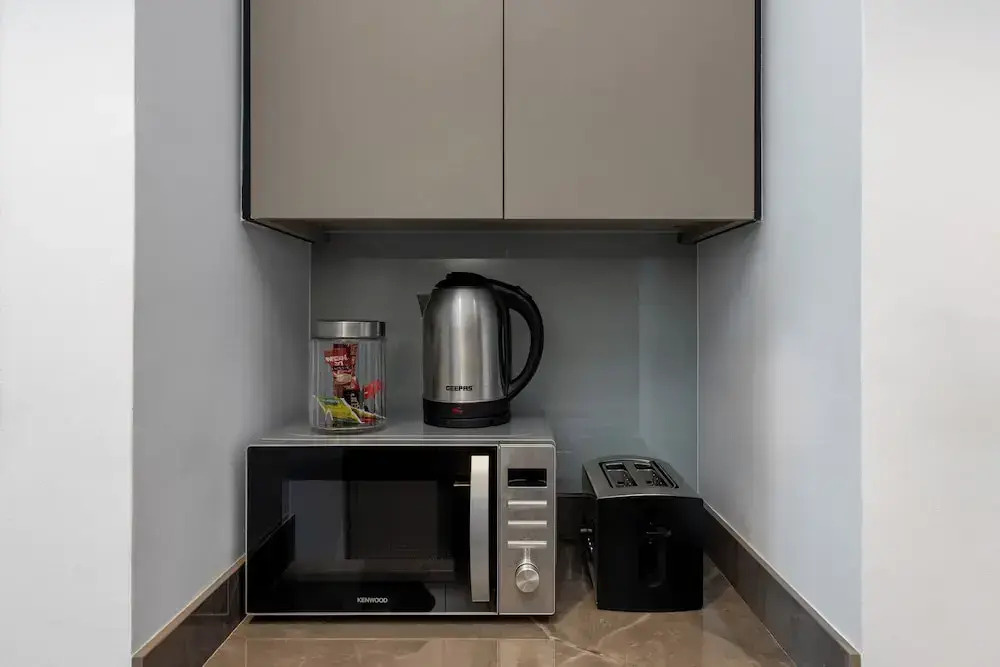 Waves - Stylish 13th-Floor Studio with Top-Notch Amenities