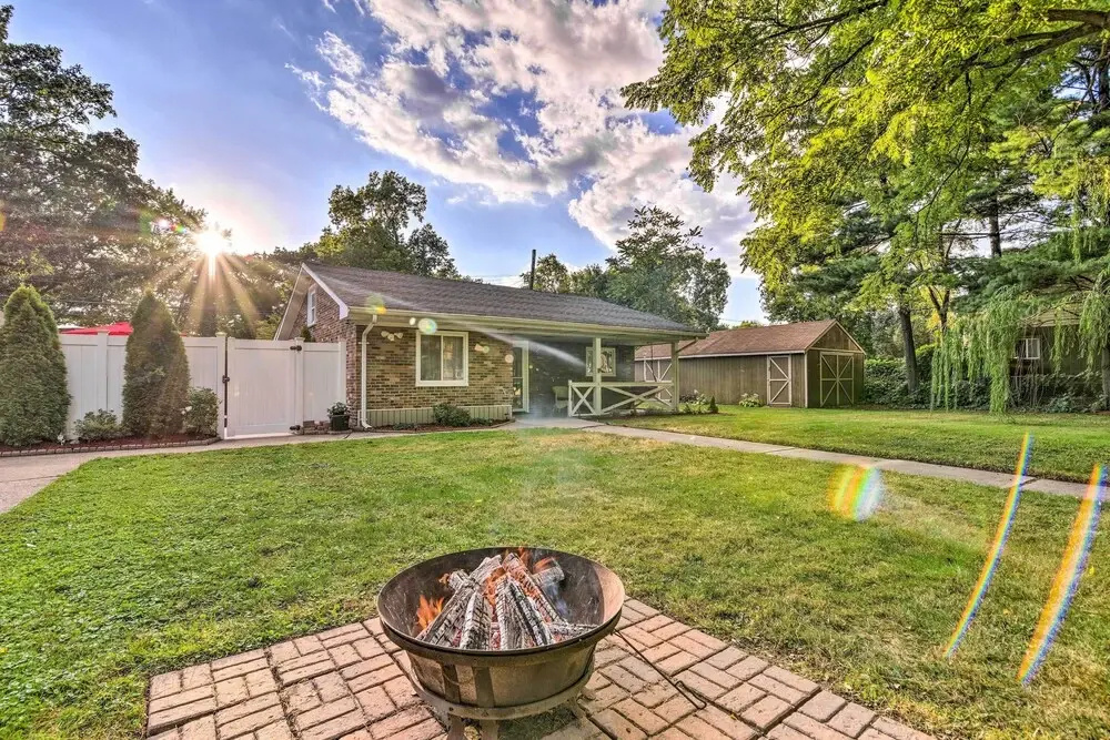 Pet-friendly Taylor Home w/ Backyard Oasis!
