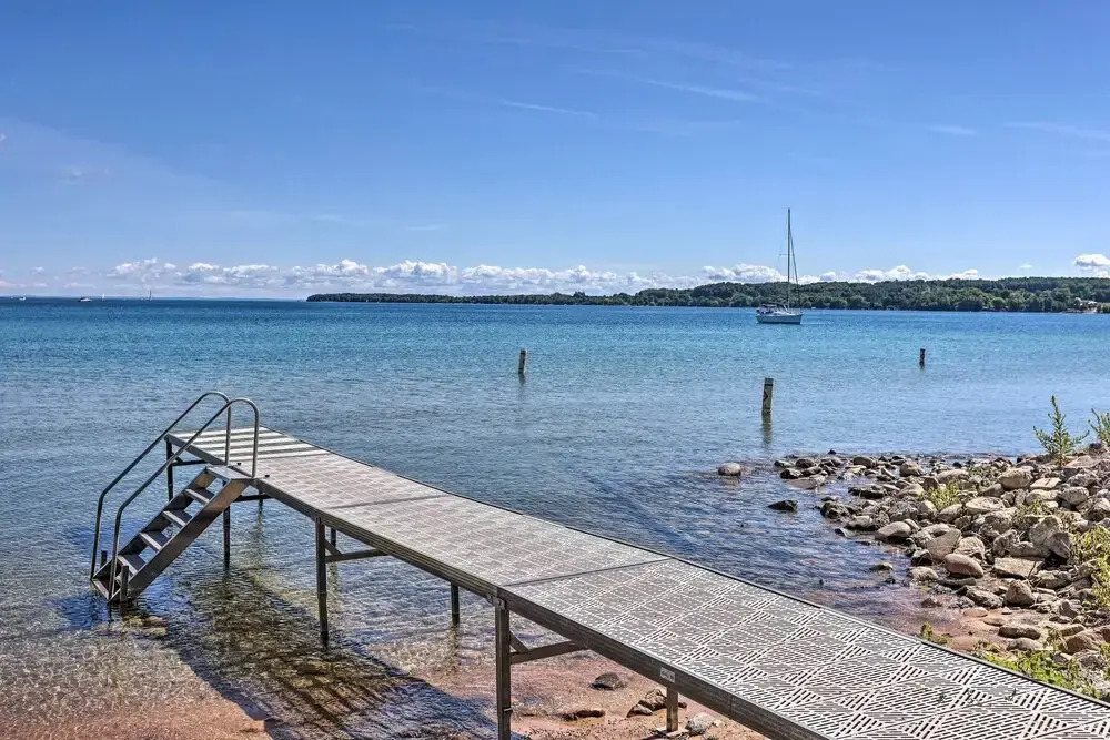 1/2 Mi to Dtwn Suttons Bay! Lakefront Cottage
