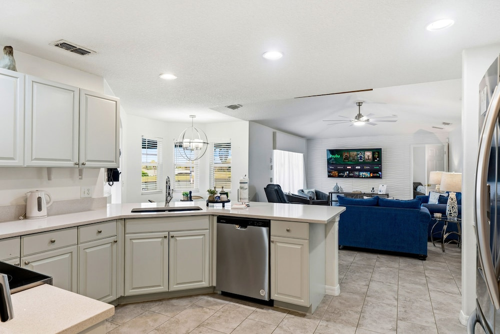 Ultimate Family Escape Near Disney - Sparkling Pool, Hot Tub & Epic Private Movie Room