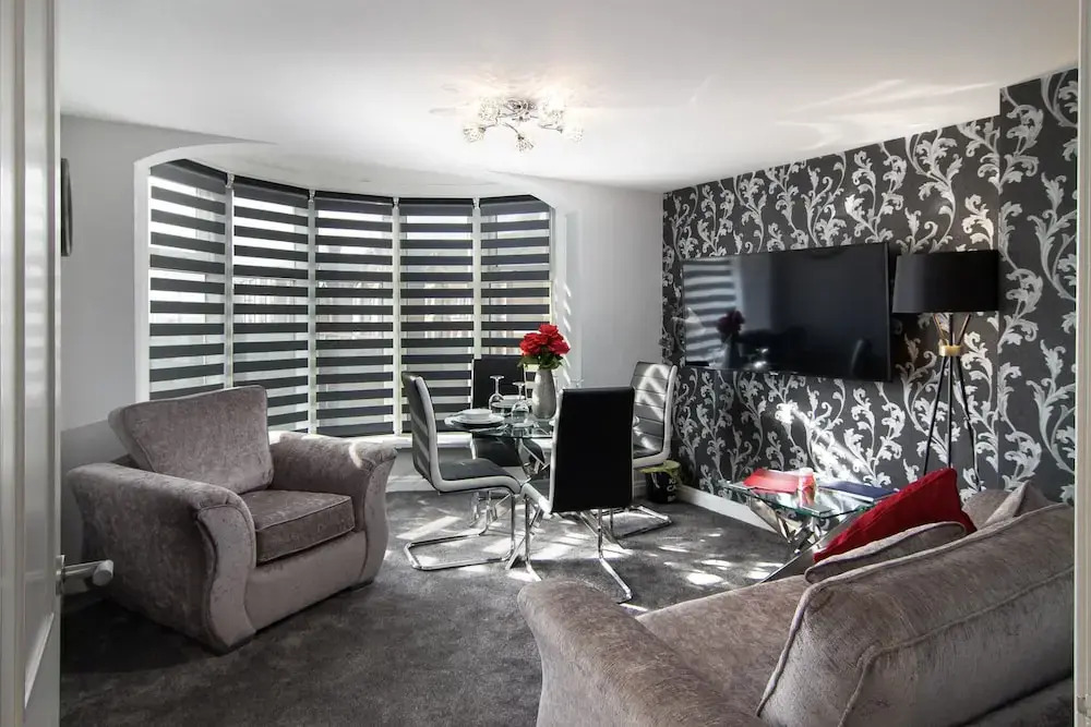 2 Bedrooms Sleeps 6 Near Top Blackpool Attractions