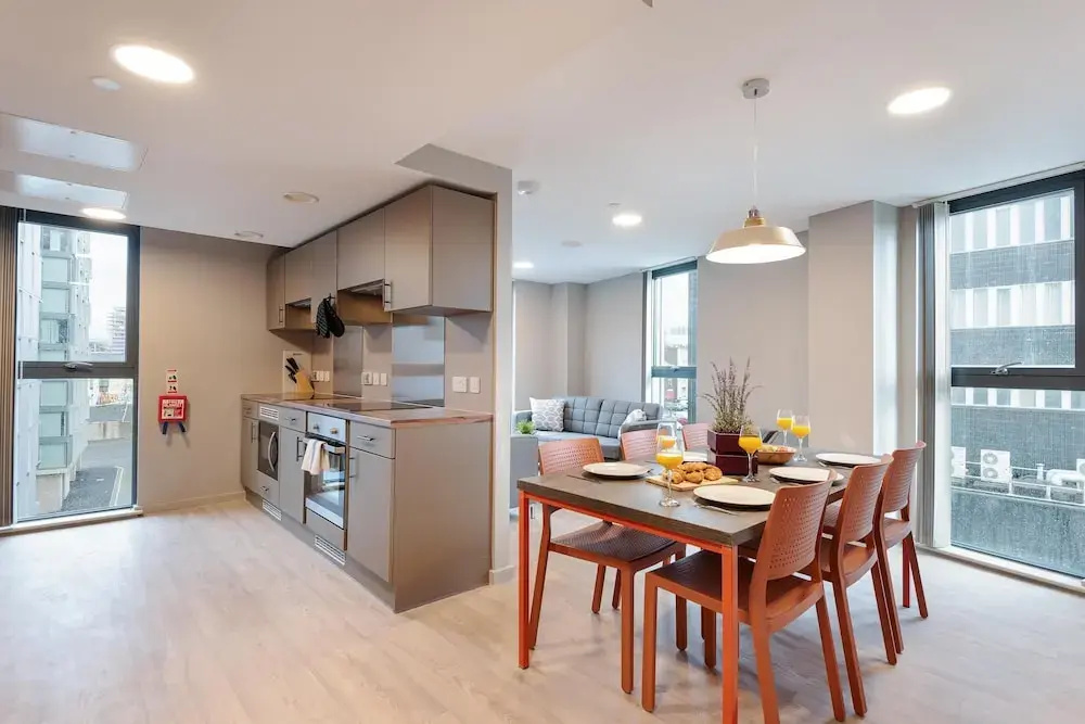 Amazing Location! 6br Liverpool Apartment- Sleeps6