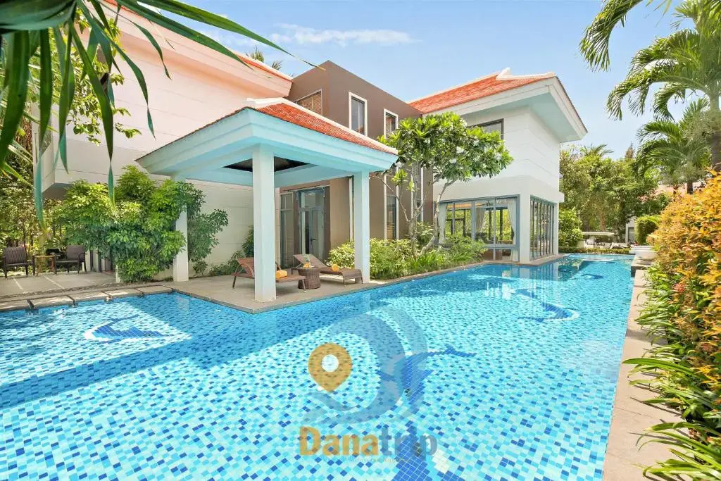 Deluxe villa along the beach