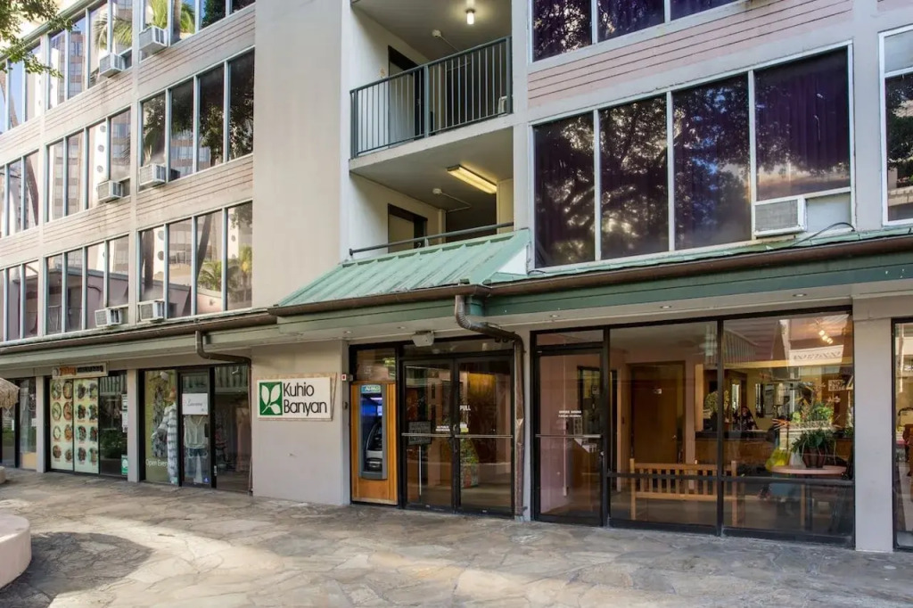 Kuhio Banyan Hotel