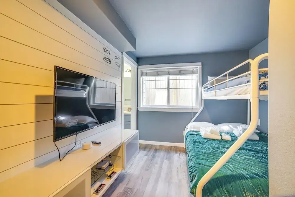 Pet-friendly Seattle Townhome < 1 Mile to Lake!