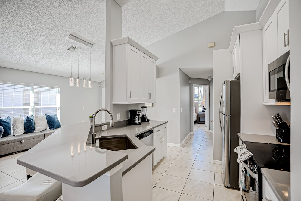 Beautiful Home With Private Pool, Screened Lanai, Wifi, Private W/d, and AC