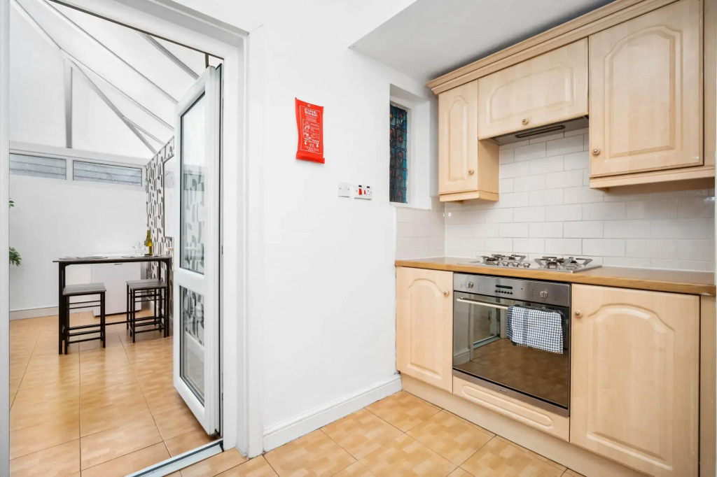 Spacious House With Garage and Garden South of Birmingham Centre
