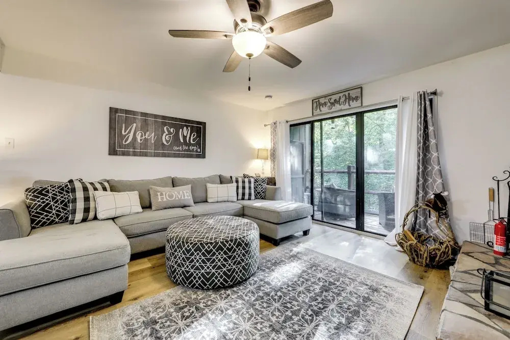 Sevierville Condo w/ Balcony + Pool Access