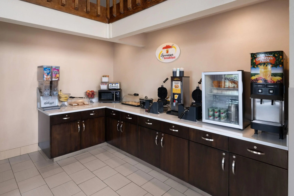 Super 8 by Wyndham Longmont/Twin Peaks