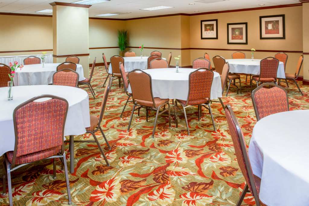 Holiday Inn Express & Suites Bloomington by IHG