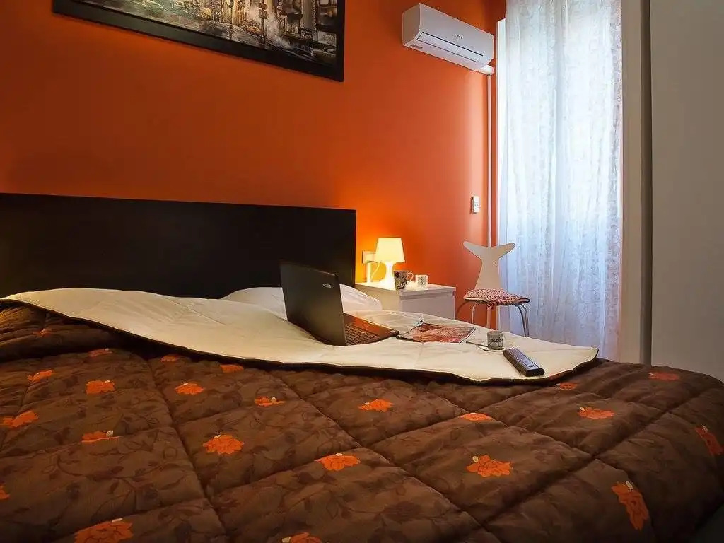 Adriatic Room 50m dalla stazione Ferroviaria di Ciampino e dalla navetta aeroportuale