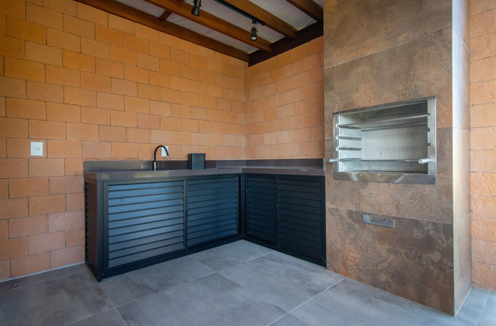 Casa Moderna e Luxuosa com Quatro Suítes Próx a Rua das Pedras Por Luxury Rentals