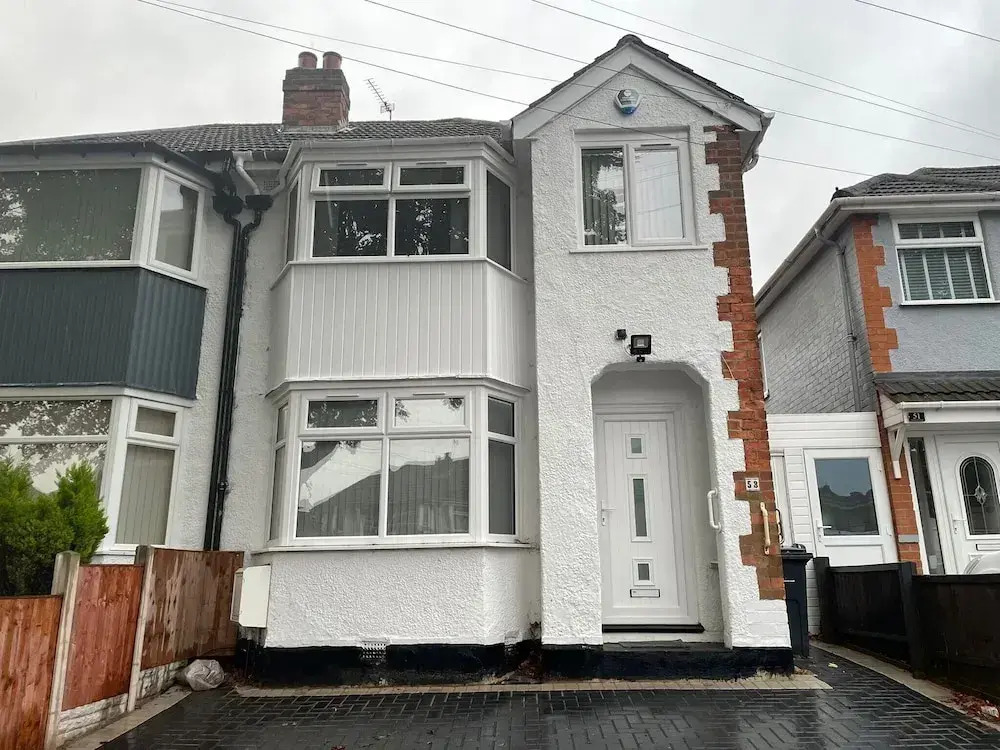 Spacious 4 Bed Home - Sleeps 7, Garden & Parking
