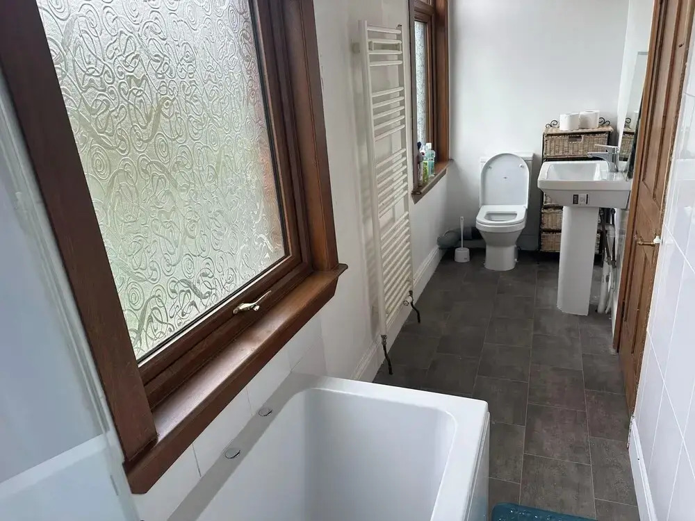 Spacious House- Parking, Garden & Central Location