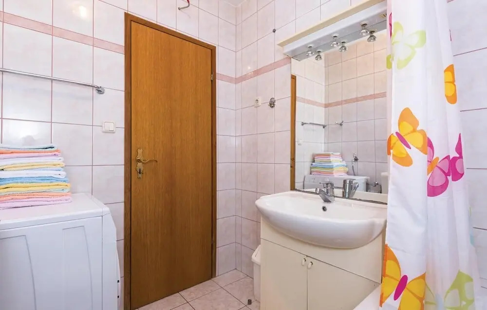 Stunning Apartment in Makarska With 3 Bedrooms and Internet