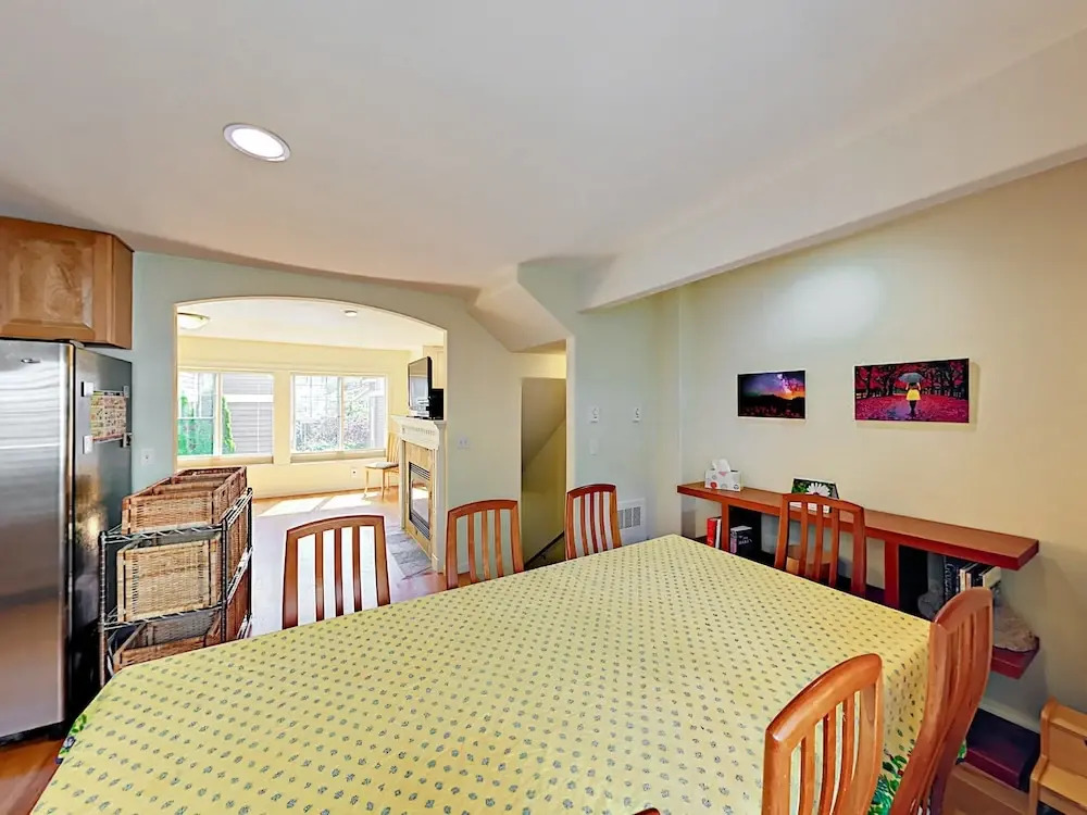 Latona Ave Townhouse Unit B - 3 Br townhouse by RedAwning