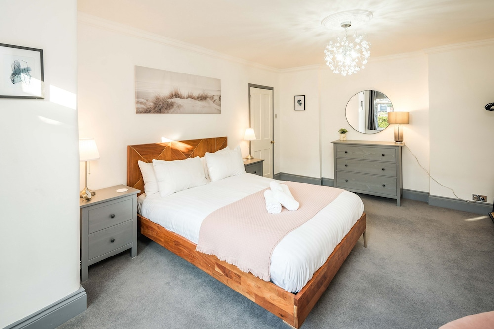 Spacious 1Br Flat In Wanstead: Garden & Comfort