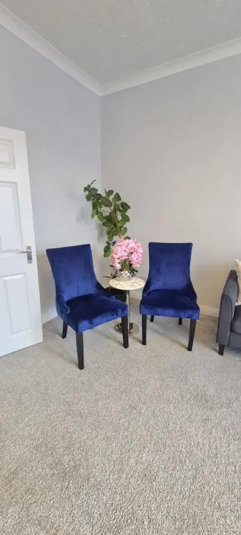 Spacious 3 bedroom flat near the sea