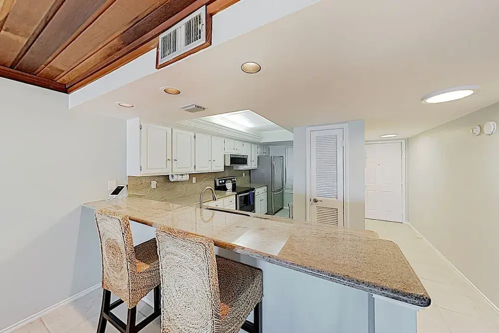 Beachfront W/ Pool & Balcony - Walk To Beach 2 Bedroom Condo