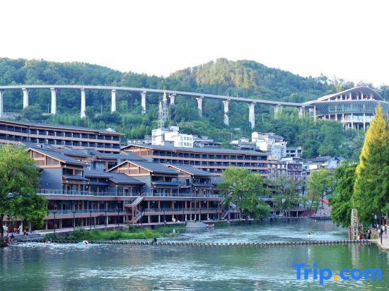 32/2000  Tuopan Shanju High-end River View Homestay