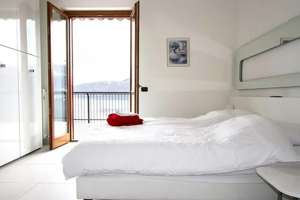 Stunning 1 bed Apartment, Lake Views, Large Terrace, Wifi