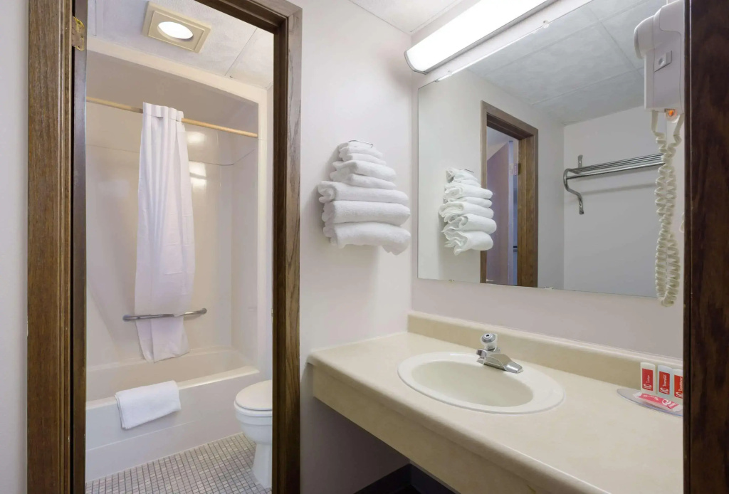Econo Lodge Inn & Suites Escanaba North
