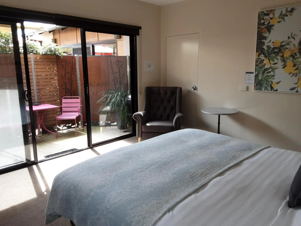 Adelphi Apartment 2- Poolside or Apartment 2A- King Studio