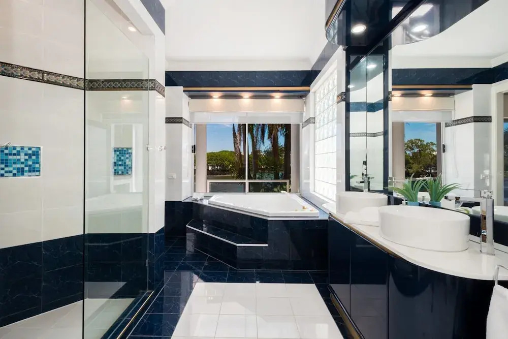 Edgewater on Chevron Waterfront 5 Bedroom Deluxe House Central Surfers