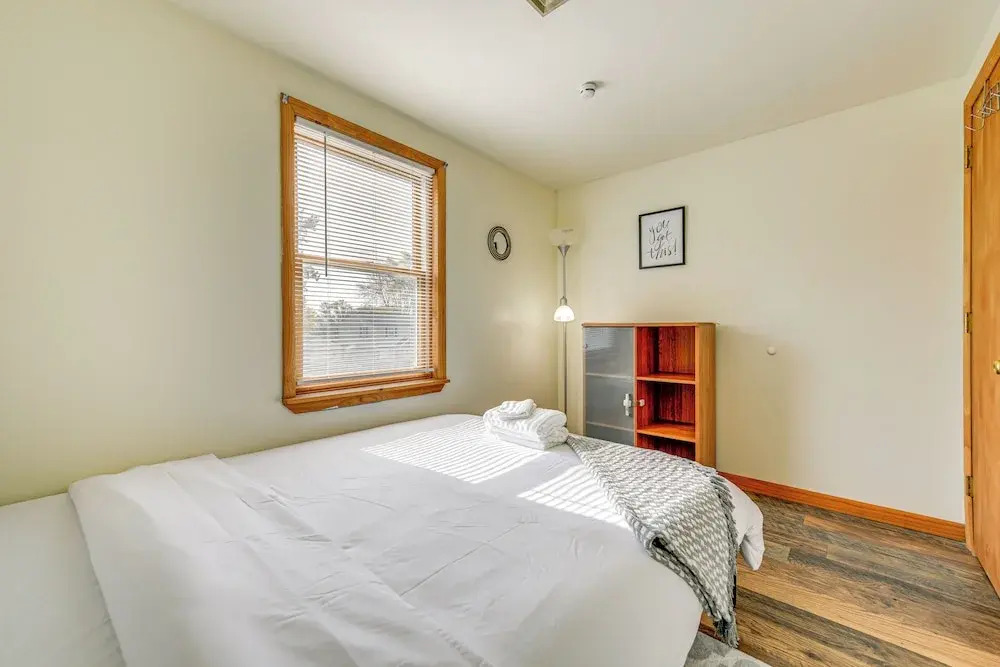 Large Yard & Furnished Deck: Cheektowaga Getaway!